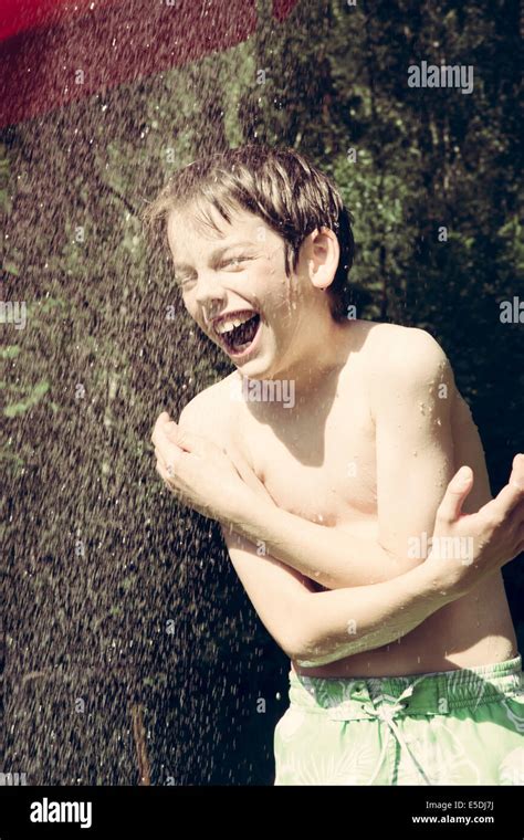 Porträt Eines Jungen Unter Der Dusche Im Garten Stockfotografie Alamy