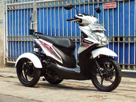 Keberadaan sepeda motor roda tiga merupakan kelengkapan yang sangat membantu, terutama bagi pemilik usaha kecil dan menengah. Modifikasi Motor Roda Tiga Depan - Arena Modifikasi