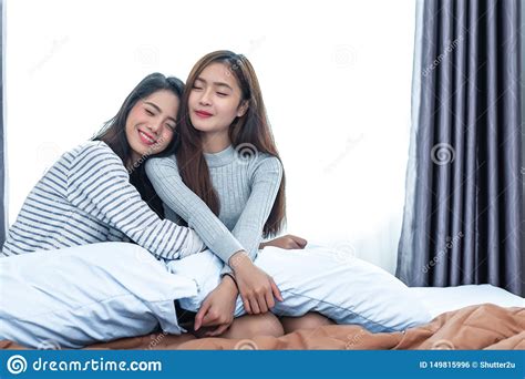 Twee Aziatische Lesbische Vrouwenomhelzing Samen In Slaapkamer