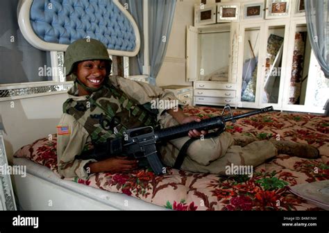Iraq War 2003 Us Infantry Woman Felicia Harris Trys Out The 4 Poster