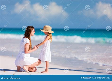 Mère et fille à la plage photo stock Image du femelle