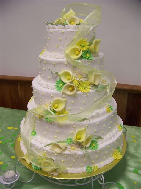 While the simple and elegant wedding cake will always have fans, many brides are more demanding when it comes to their wedding cakes. This is a lemon butter wedding cake I made with both ...