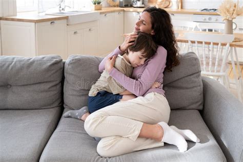 Madre Amorosa Que Abraza Al Hijo Pequeño Expresando Ternura Amorosa