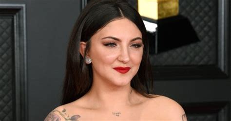 Thumbs Up Julia Michaels Is Normalizing Body Hair On The Grammys Red Carpet Flipboard