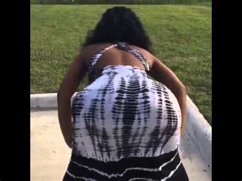 Omg Woman Shows Heavy Booty Clappin In The Park Youtube