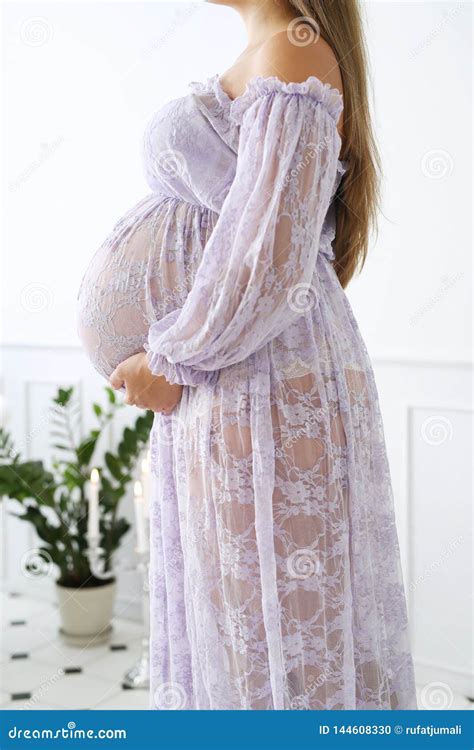 Femme Enceinte Dans Une Robe Pourpre Photo Stock Image Du Type