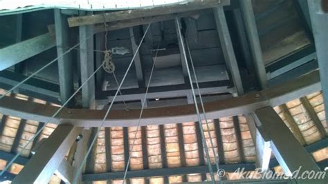 The tower is slanted leftward, similar to the tower of pisa. Menara Condong Teluk Intan