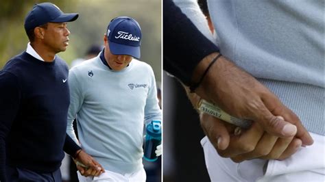 tiger woods issues apology for handing justin thomas a tampon in prank