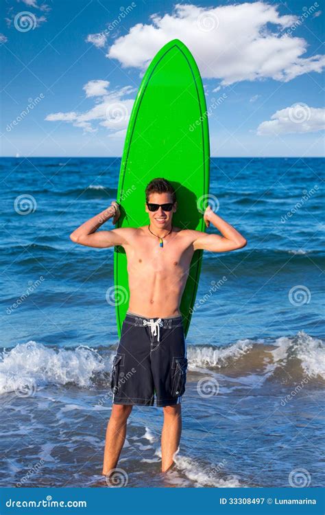 Surf Teenager Della Tenuta Del Surfista Del Ragazzo Nella Spiaggia Immagine Stock Immagine Di