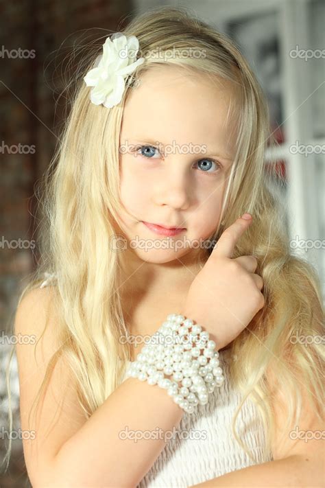 Child With Blond Hair Beautiful Young Girl Close Up — Stock Photo