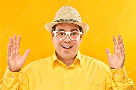 Premium Photo Funny Fat Man Tourist In Hat And Glasses With Surprised