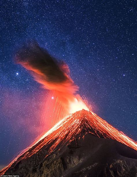Albert Dros Photo Shows Fuego Volcano Spewing Ash Daily Mail Online
