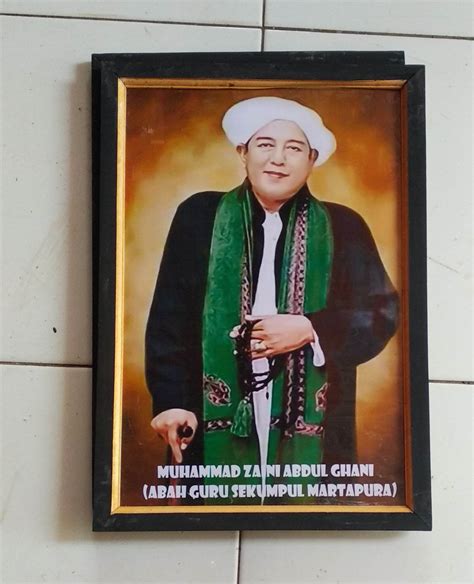 Hiasan Dinding Poster Kh Abah Guru Sekumpul Plus Bingkai Ukuran 53×35