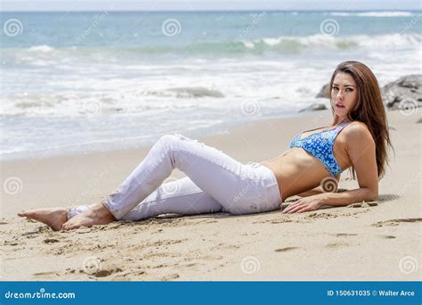Reizende Brunette Bikini Modell Relaxing On The K Stenlinie Am Strand