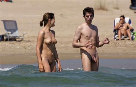 Des couples naturistes qui aiment passer leurs vacances à la plages nu plaisir