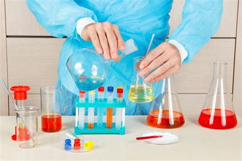 De Laboratoriummedewerker Leidt Chemische Experimenten In Laboratorium
