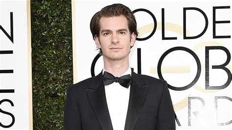 Andrew Garfield Reveals Why He Kissed Ryan Reynolds At The Golden Globes Elle Australia