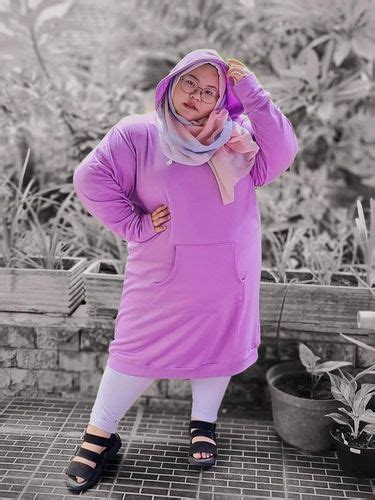 Sayangnya lilac bukan termasuk warna dasar, sehingga sulit dikombinasikan dengan warna lain. 6 Inspirasi OOTD Hijab Wanita Gemuk Agar Terlihat Kekinian