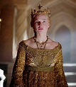 Isabel perdió el titulo de la reina madre y temiendo por la seguridad ...