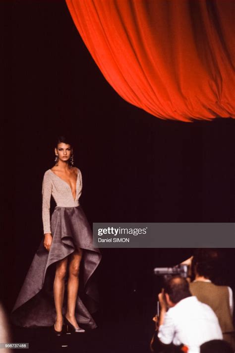 Le Top Model Linda Evangelista Lors Du Défilé Lanvin En Juillet 1990