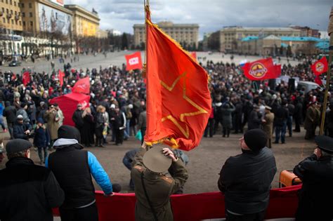 crimea votes to secede from ukraine as russian troops keep watch the new york times