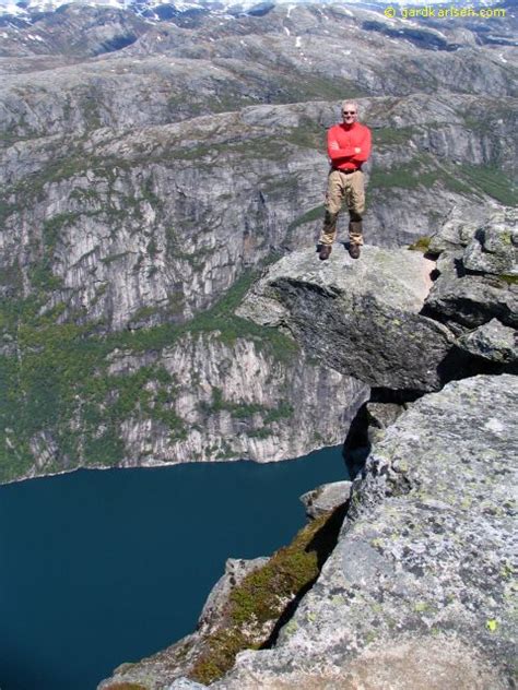 From wikimedia commons, the free media repository. Tageswanderung auf den Kjerag