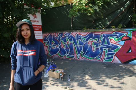 Gambar grafiti bunga mawar keren gambar bunga mawar. Bunga Fatia: Ajak Perempuan Indonesia Unjuk Gigi lewat ...