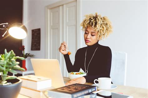 Voilà Pourquoi Vous Ne Devriez Pas Manger Devant Votre Ordi à Midi