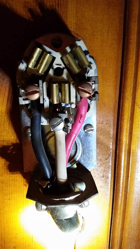 I am making sure to cut the cable as a lot of people assume that all three wires should be the same length inside a plug. electrical - How is ground wire handled on 240V outlet? - Home Improvement Stack Exchange