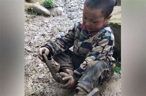 爸妈外出打工 6岁男孩每天踩着泥路去上学 太坚强 太让人心疼