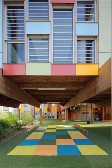 cores vibrantes marcam fachada de escola infantil francesa