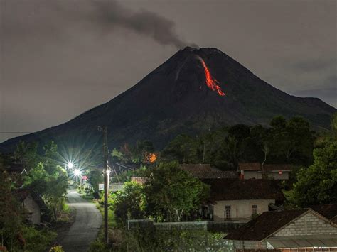 Indonesian Mountain Of Fire Erupts Again Kuar