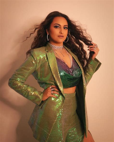 Sonakshi Sinha Turns Up The Heat In Neon Green Saree Check Out The Divas Drop Dead Gorgeous