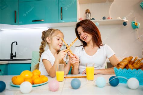 Familia Feliz Mamá E Hija Están Sentadas En La Cocina Y Comiendo