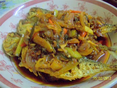 Ikan goreng dengan acar kuning biasanya disajikan di momen istimewa. suterazen.blogspot.com: Ikan Masak 3 rasa, sotong masak ...