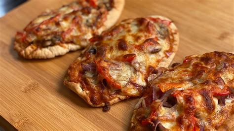 Pitta Bread Pizza How To Make Pitta Bread Pizza Easy Recipe Youtube