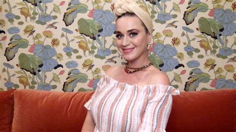 Katy Perry Flaunts Curves In Swimsuit During Hawaiian Vacation — Celebwell