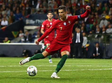 Криштиану роналду (cristiano ronaldo) футбол нападающий португалия 05.02.1985. Dribbling as a maneuvering technique only experienced ...