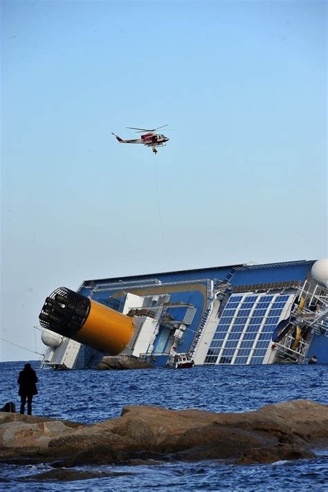 33 Jaw Dropping Photos Of The Costa Concordia Disaster Concordia