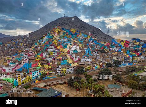 Kleinstadt In Lima Peru Die Einst Grauen Häuser Des Verarmten Bezirks
