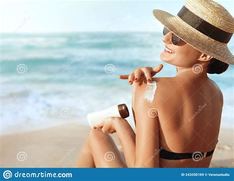 Woman Apply Sun Cream Protection On Her Tanned Shoulder Stock Image Image Of Apply
