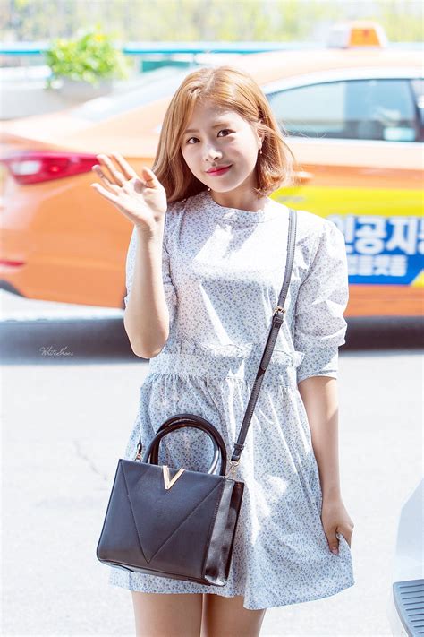 28일 dsp미디어는 사실 확인 중에 있다면서 이날 한 온라인 커뮤니티에 올라온 이현주. 180420 GMP 출국 #에이프릴 #APRIL #채원#Chaewon