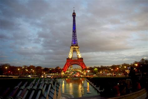 La Tour Eiffel En Bleu Blanc Rouge Un Français En Angleterre