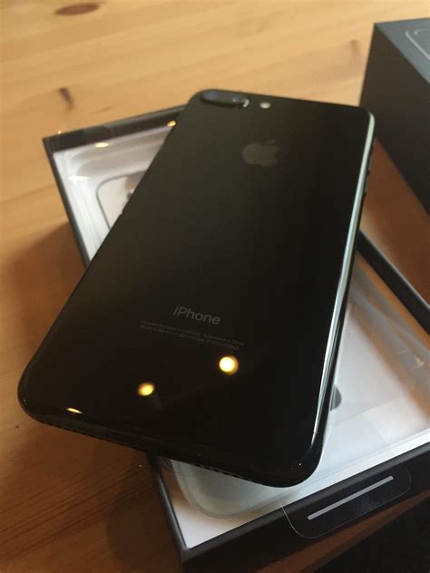 Iphone 7 in jet black with a sleek, glossy exterior. It's so shiny! iPhone 7+, Jet Black 128gb : iphone