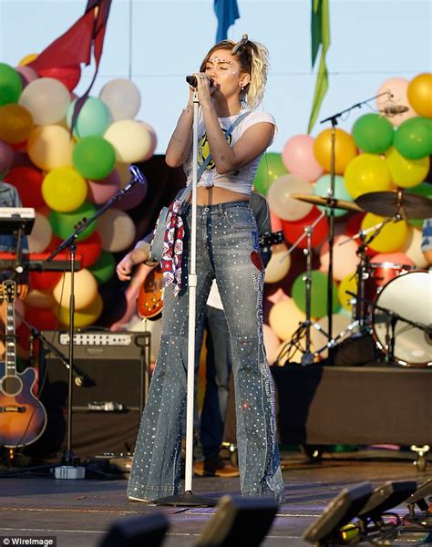 Miley Cyrus Performs During Lgbtq Concert In Washington Dc Daily Mail