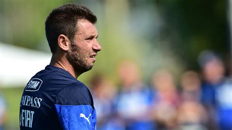 Tờ as chọn ra đội hình gồm 11 gương mặt gây thất vọng khi đầu quân cho real madrid. Antonio Cassano Presentazione Real Madrid