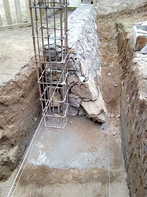 Cimiento De Piedra Con Zapatas En Cada Castillo Concrete Footings