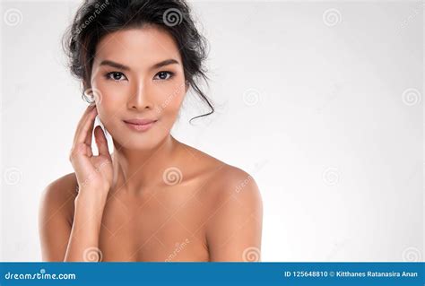 Mooie Jonge Aziatische Vrouw Met Schone Verse Huid Stock Foto Image