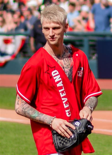 1 day ago · the mma fighter later presented the award for artist of the year while machine gun kelly performed his song papercuts near the end of the show. Music like Machine Gun Kelly