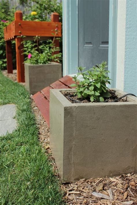 DIY Modern Minimal Concrete Planter Boxes